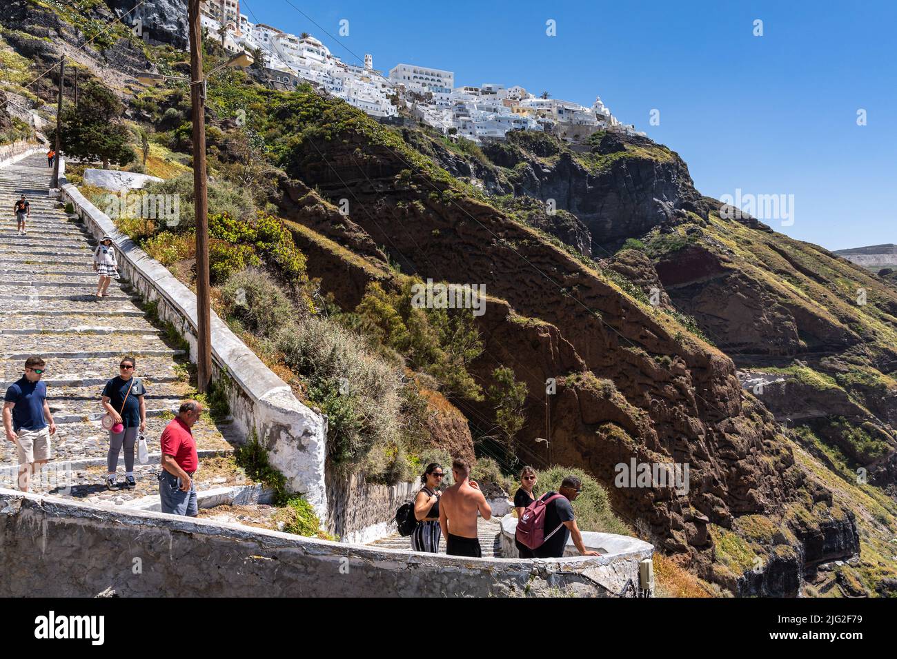 Fira, Santorini, Grecia, 2022 aprile - turisti che camminano sul sentiero panoramico che collega il porto con Fira, la città principale dell'isola Foto Stock