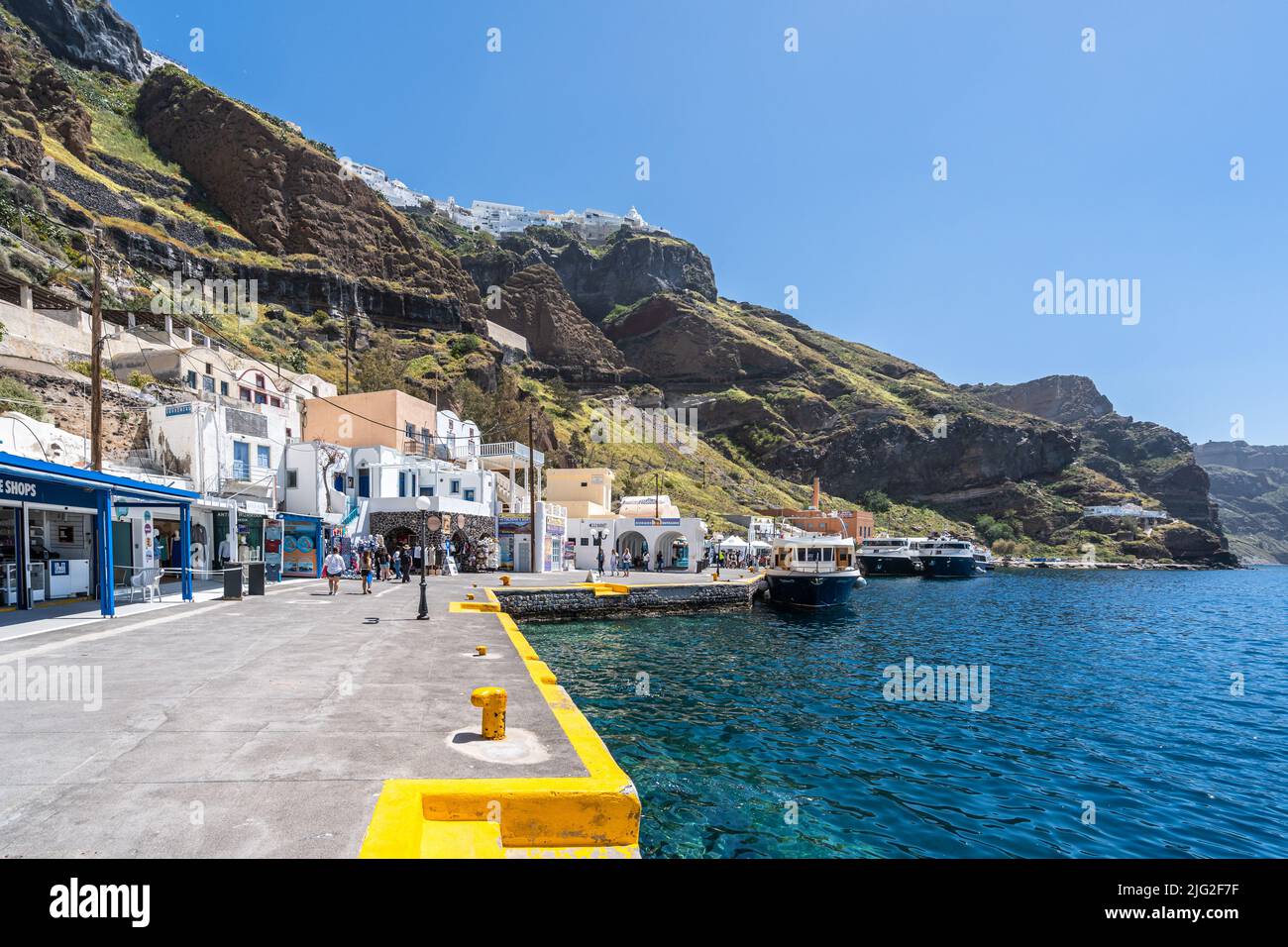Fira, Santorini, Grecia, 2022 aprile - il pittoresco porto di Fira, la città principale dell'isola di Santorini Foto Stock