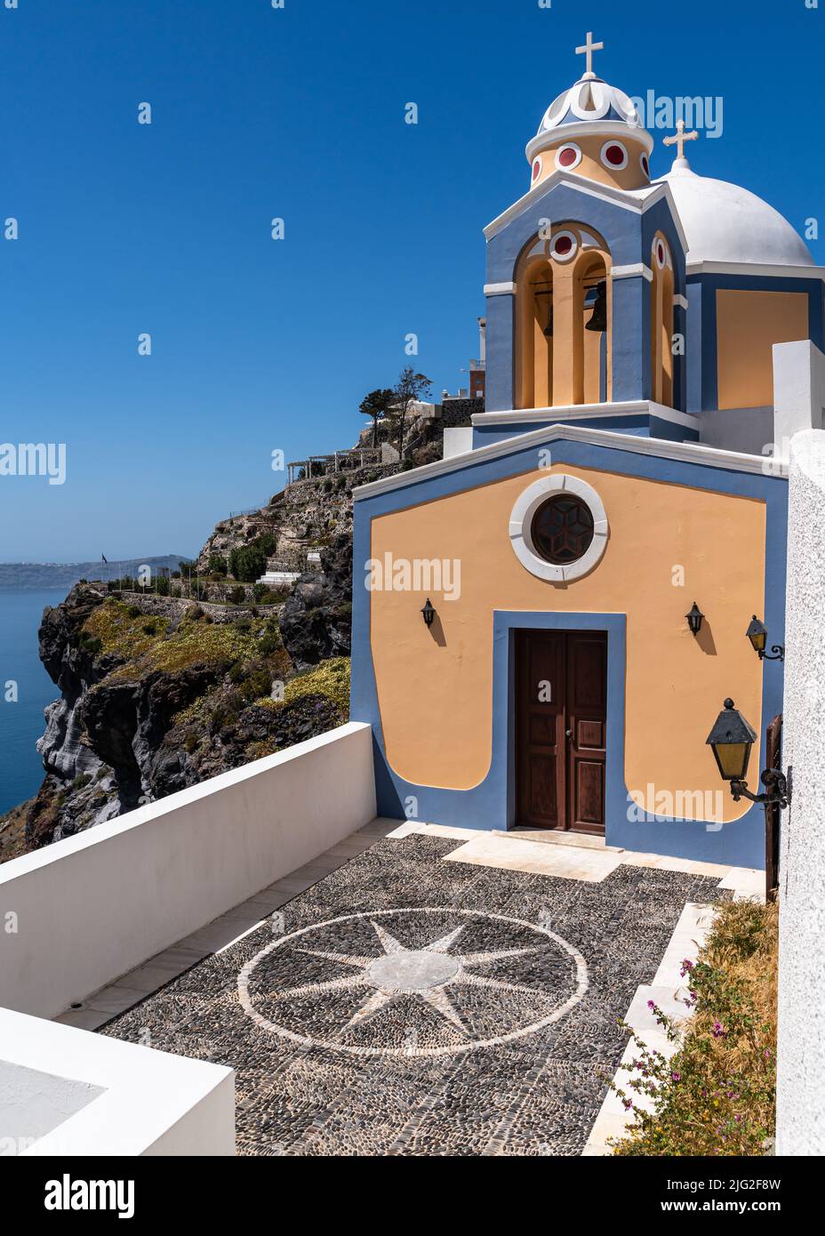 Una pittoresca chiesa di Fira si affaccia sul Mar Egeo, Santorini, Grecia Foto Stock