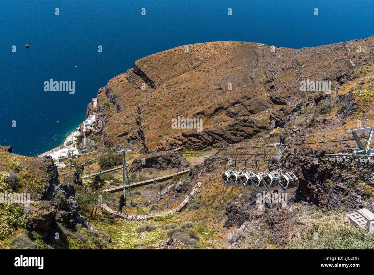 Santorini funivia che collega il porto con Fira, la città principale dell'isola. Offre un panorama panoramico sul mare e sulla caldera Foto Stock