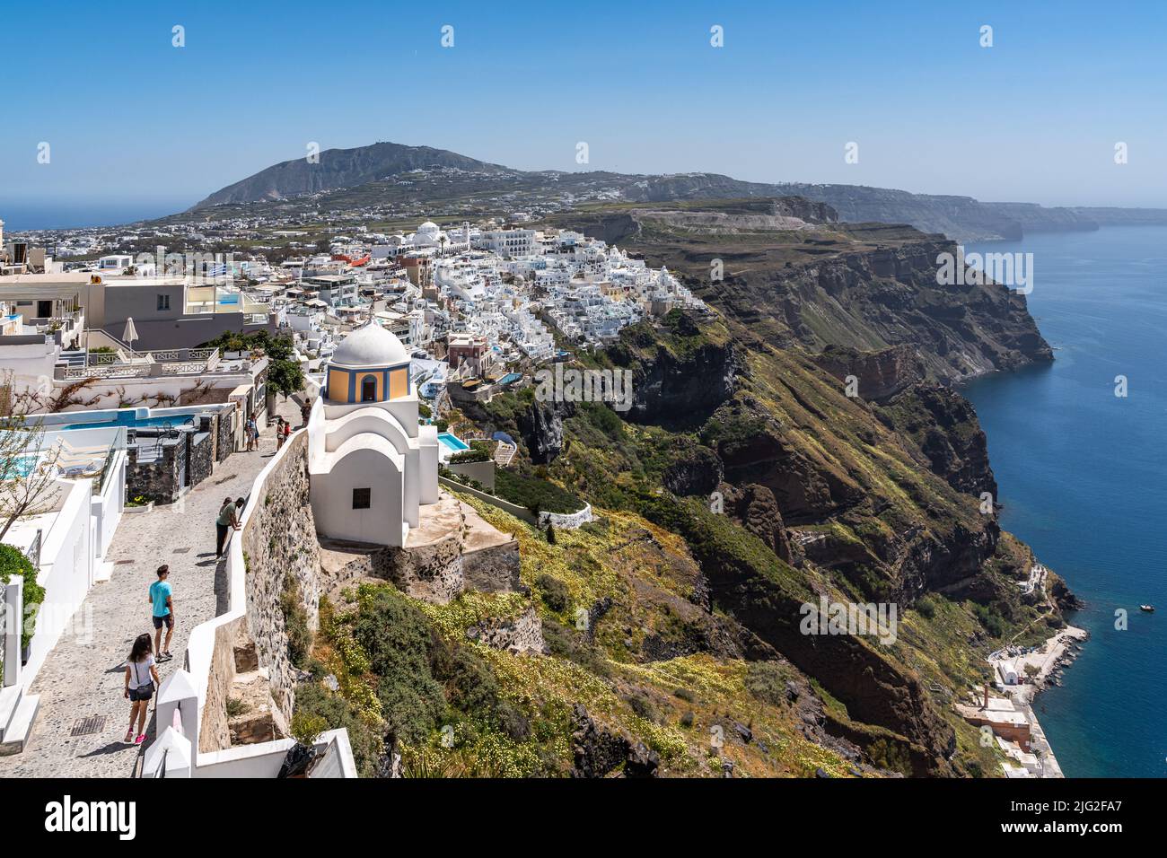 Vista panoramica di Fira, la città principale di Santorini, situato sulle scogliere che si affacciano sul Mar Egeo, Grecia Foto Stock