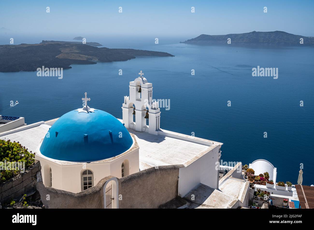 La famosa chiesa è conosciuta come tre campane di Fira, uno dei punti di riferimento più iconici di Santorini, in Grecia Foto Stock