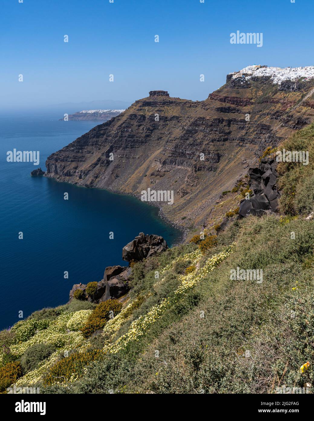 Vista panoramica delle scogliere e della costa di Santorini con la famosa roccia di Skaros, in Grecia Foto Stock