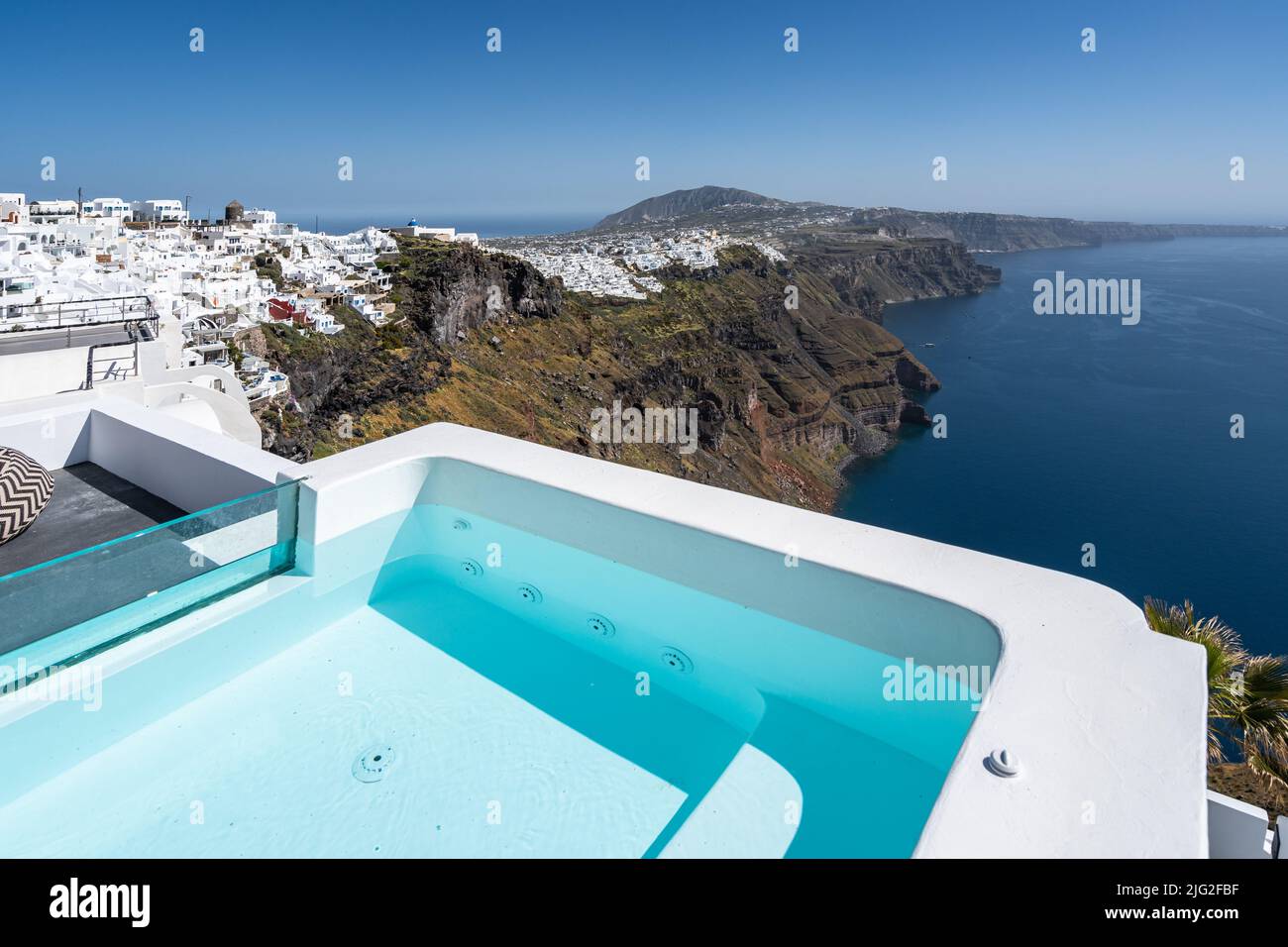 Una jacuzzi a Santorini con una vista mozzafiato sull'isola, Grecia Foto Stock