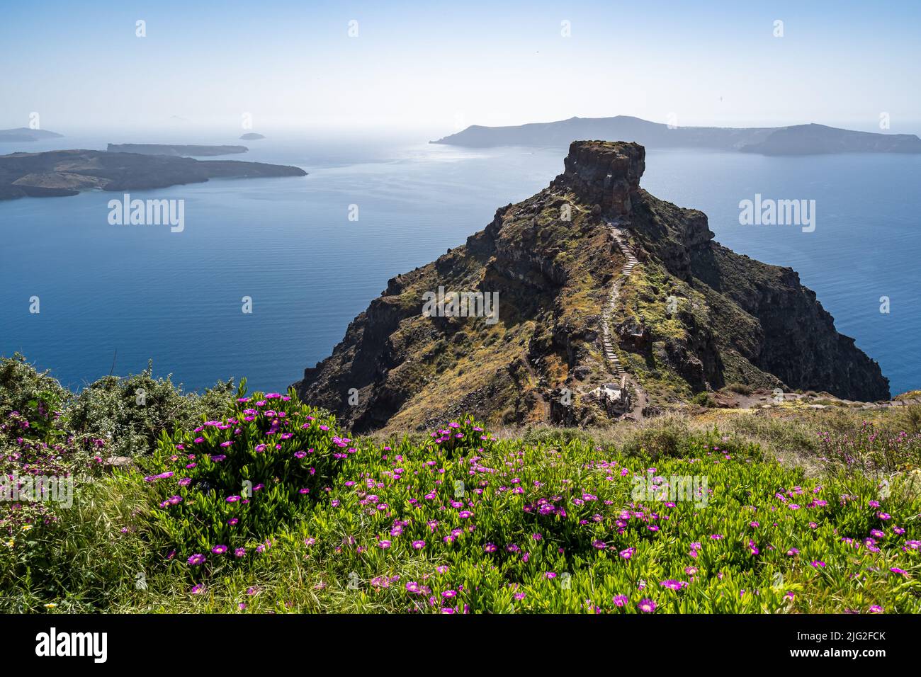 Vista sulla roccia di Skaros, un promontorio roccioso che sporge verso il blu azzurro del Mar Egeo, Imerovigli, Santorini, Grecia Foto Stock