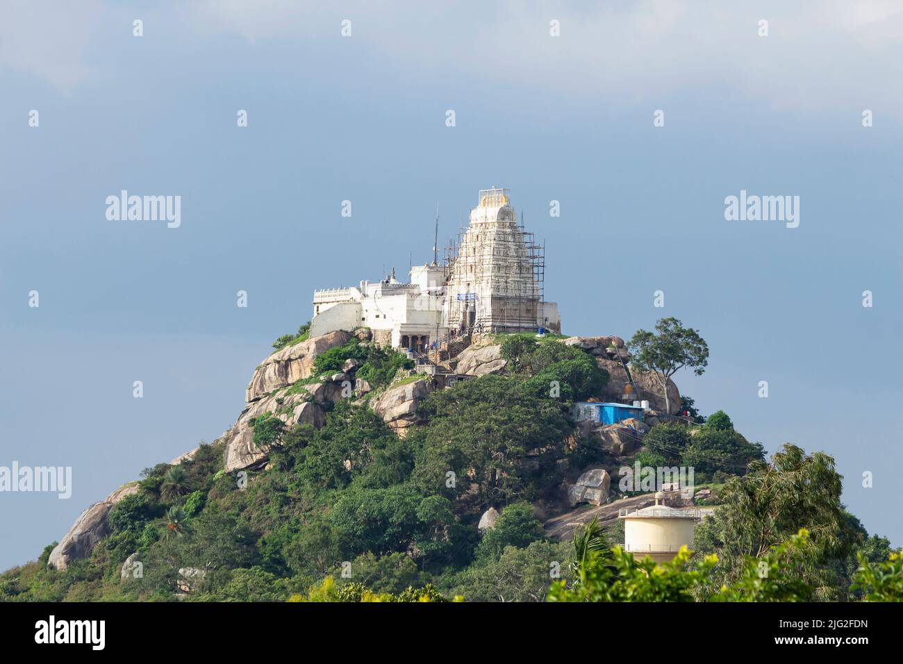 Vista del Tempio di Sri Yoga Narashimha sulla cima della collina, Melukote, Mandya, Karnataka, India. Foto Stock