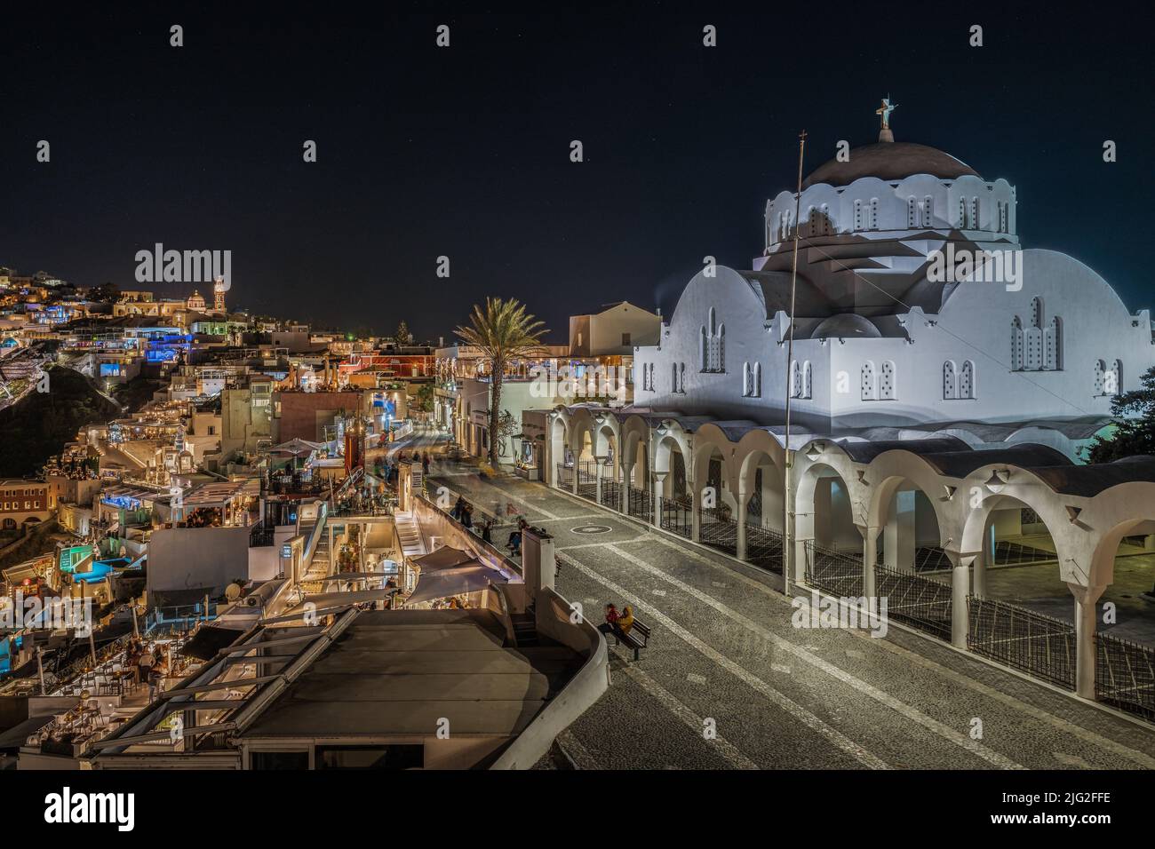 Vista notturna panoramica di Fira, il villaggio principale di Santorini, pieno di bar e ristoranti Foto Stock