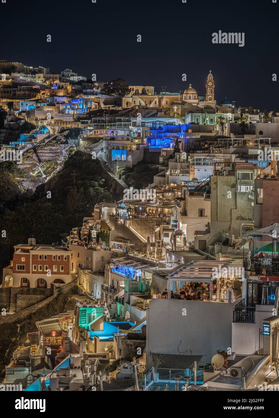 Vista notturna panoramica di Fira, il villaggio principale di Santorini, pieno di bar e ristoranti Foto Stock