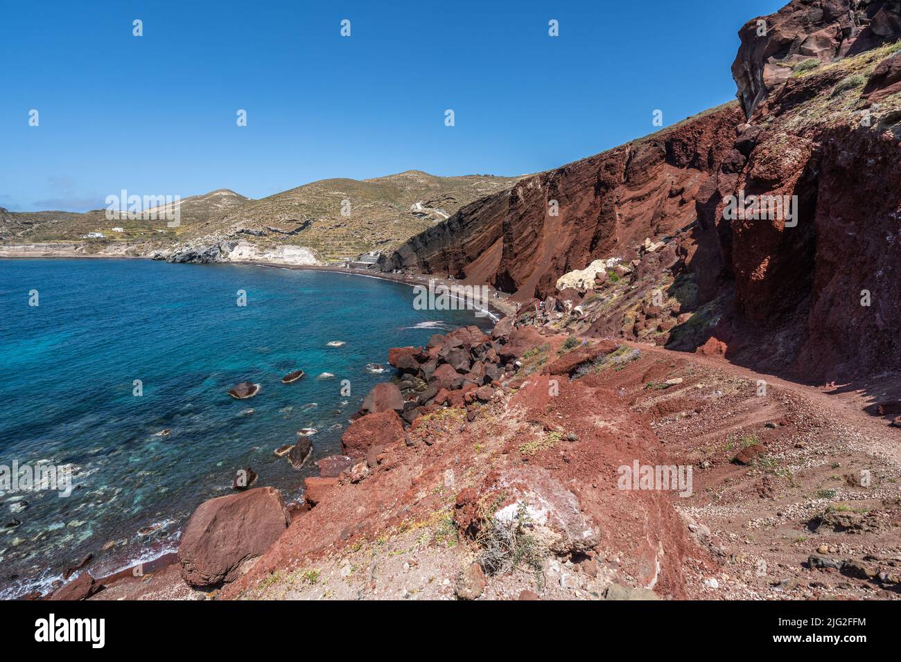 La spiaggia rossa di Santorini, una delle spiagge più famose dell'isola per le sue rocce vulcaniche rosse, la Grecia Foto Stock