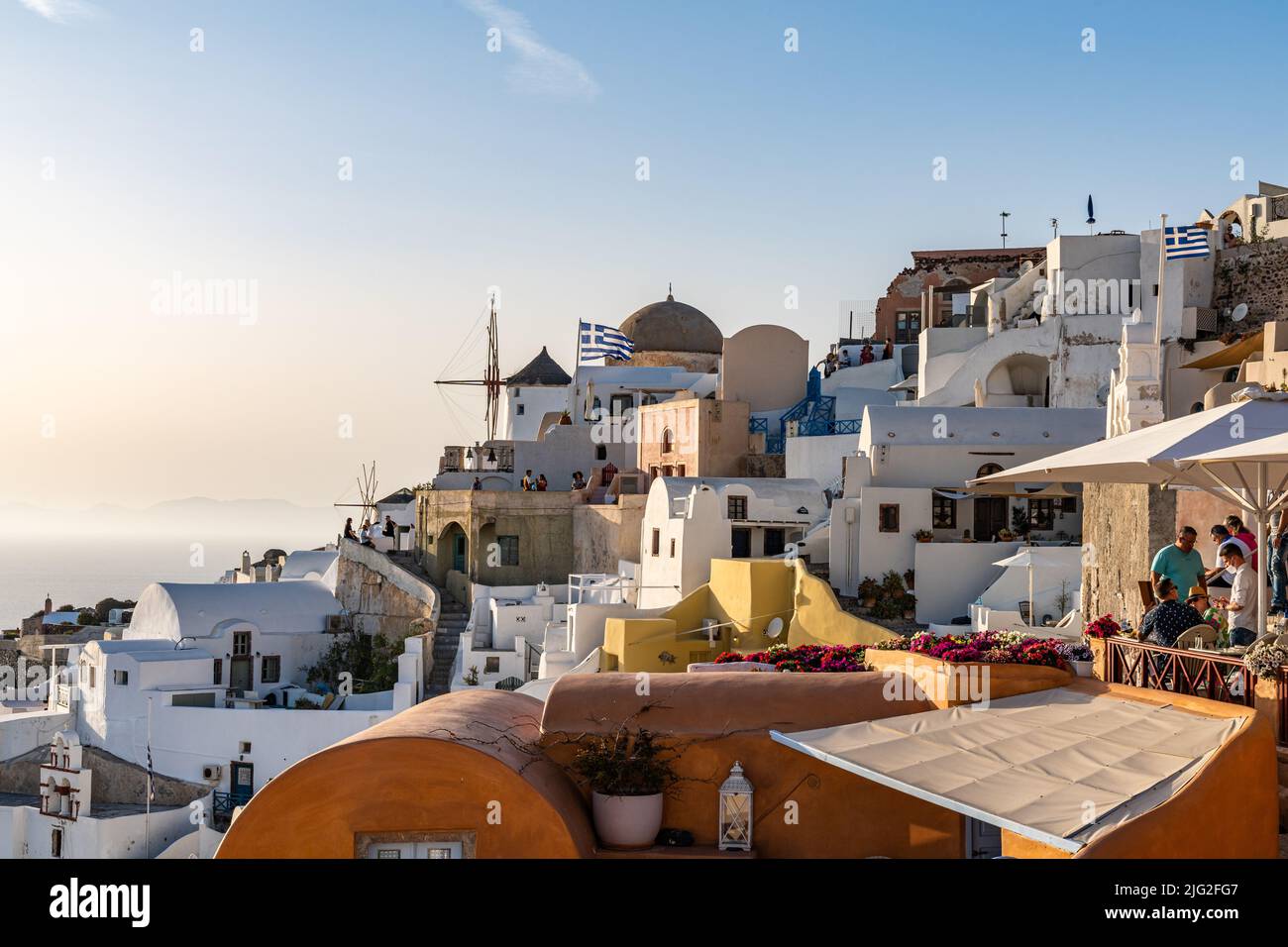 Vista di Oia, la città più pittoresca di Santorini e popolare destinazione luna di miele in Europa Foto Stock