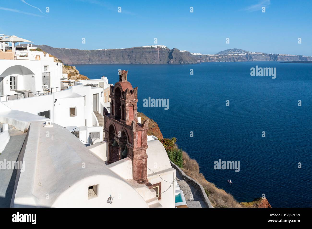 Vista sulla città di Oia a Santorini con le tradizionali case delle cicladi che si affacciano sul mare, Grecia Foto Stock