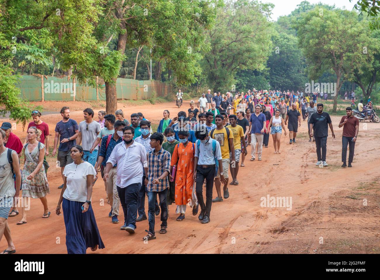Auroville, India - 2nd luglio 2022: 500 euroviliani camminati verso l'albero di Banyan in risposta alla minaccia Auroville è attualmente di fronte e per sostenere il Foto Stock
