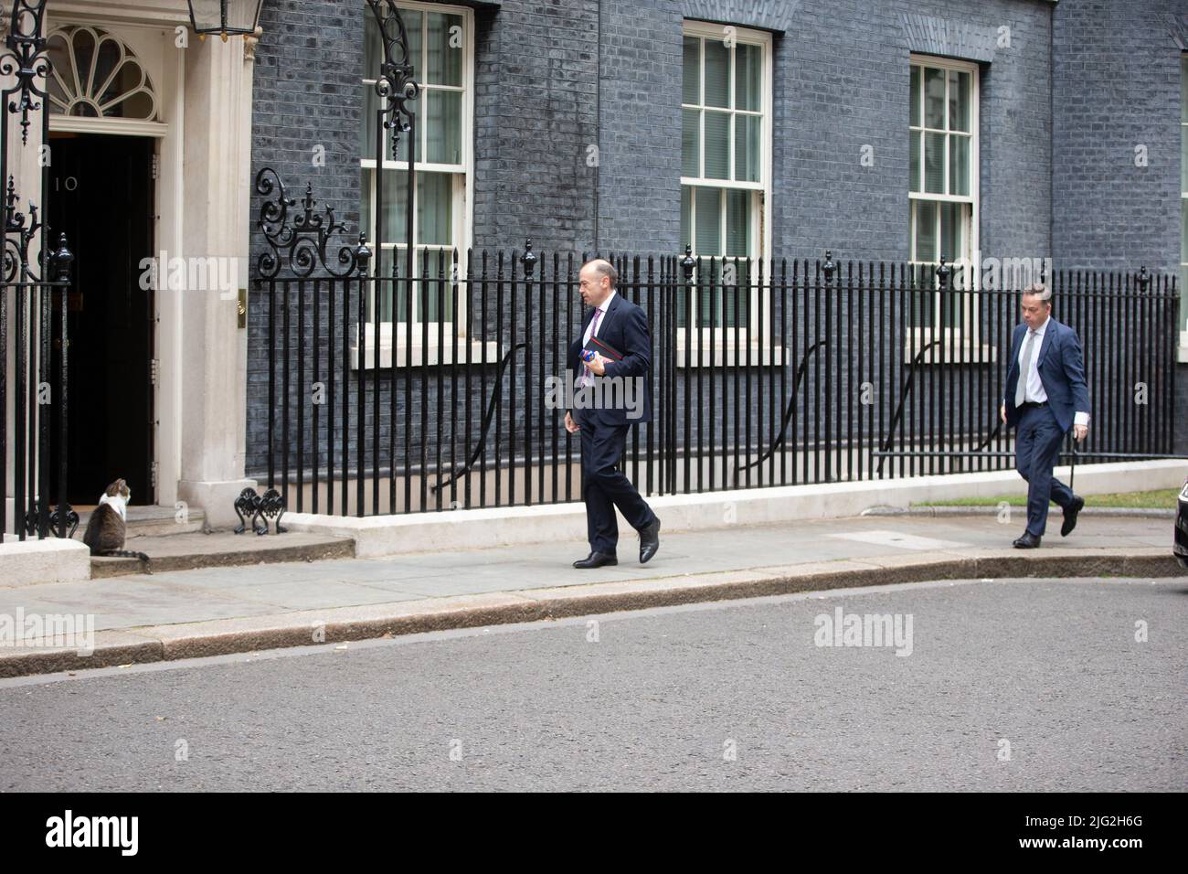 Londra, Inghilterra, Regno Unito. 7th luglio 2022. Il segretario parlamentare al Tesoro e capo di Whip CHRIS HEATON-HARRIS e il ministro senza portafoglio NIGEL ADAMS sono visti arrivare nel 10 Downing Street come le dimissioni dal governo di Boris Johnson continuano. (Credit Image: © Tayfun Salci/ZUMA Press Wire) Foto Stock