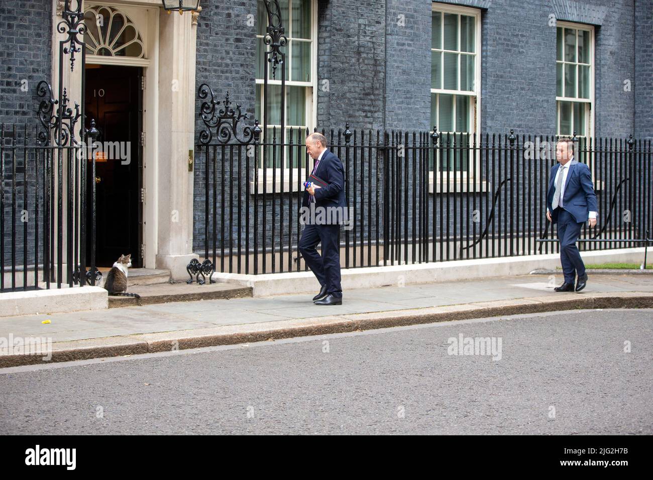 Londra, Inghilterra, Regno Unito. 7th luglio 2022. Il segretario parlamentare al Tesoro e capo di Whip CHRIS HEATON-HARRIS e il ministro senza portafoglio NIGEL ADAMS sono visti arrivare nel 10 Downing Street come le dimissioni dal governo di Boris Johnson continuano. (Credit Image: © Tayfun Salci/ZUMA Press Wire) Foto Stock