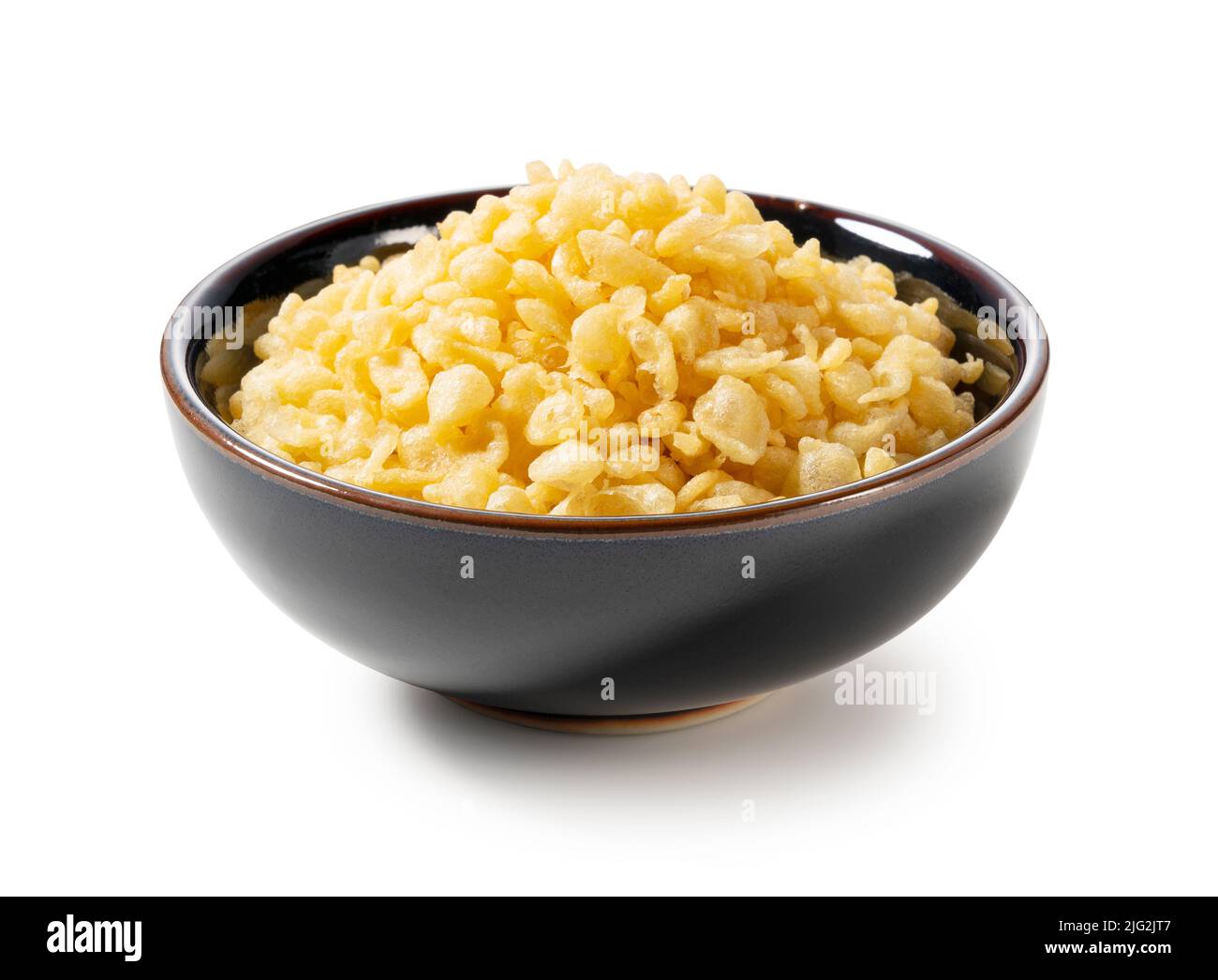 Tenkasu servito in una ciotola posta su sfondo bianco. Un'immagine del cibo giapponese. Immagine del cibo giapponese. Foto Stock