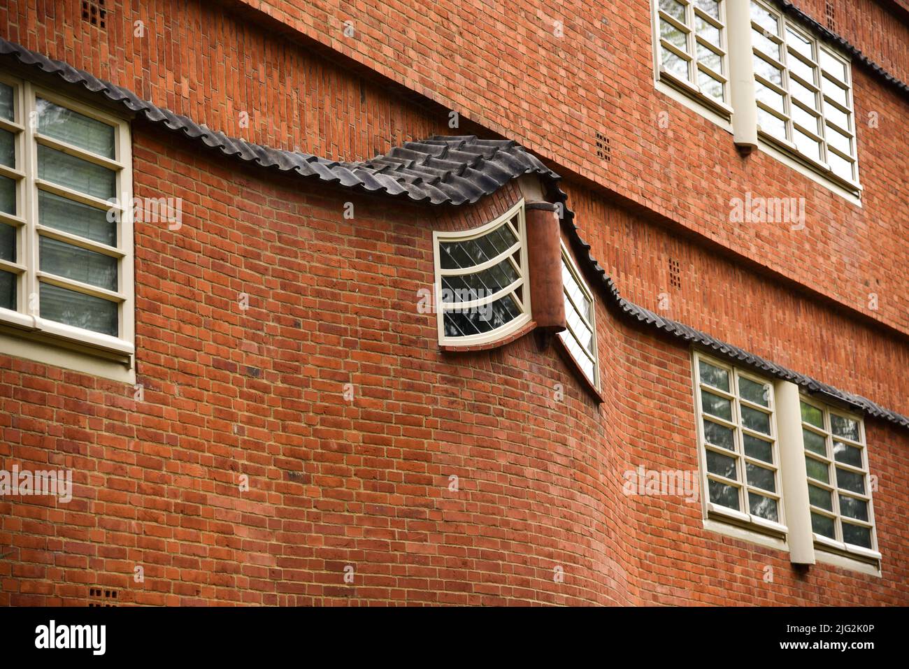 Amsterdam, Paesi Bassi. Giugno 2022. Vista delle facciate del caratteristico edificio in mattoni del complesso residenziale con l'archite in stile scuola di Amsterdam Foto Stock