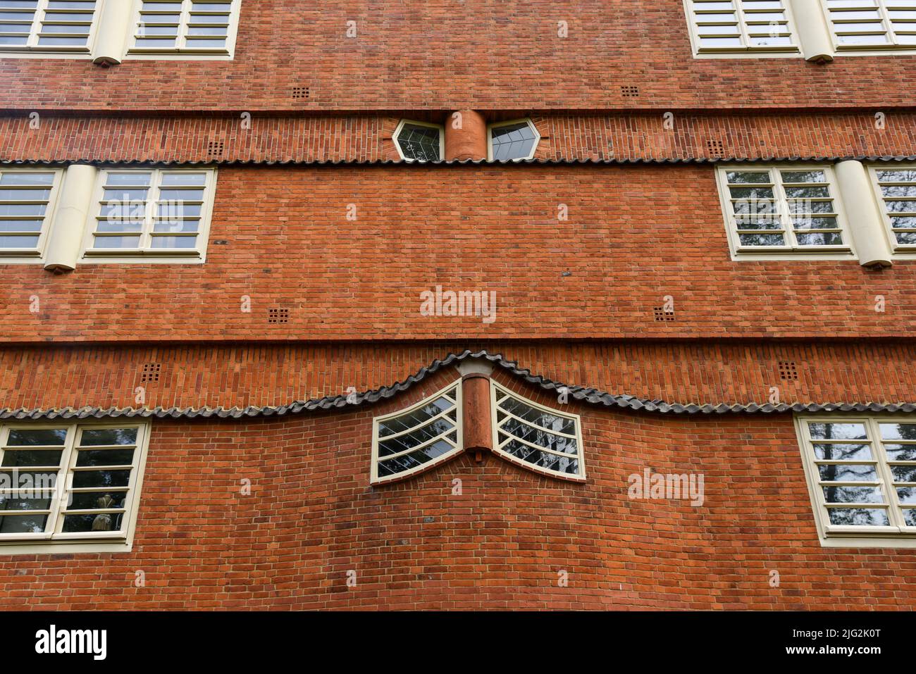 Amsterdam, Paesi Bassi. Giugno 2022. Vista delle facciate del caratteristico edificio in mattoni del complesso residenziale con l'archite in stile scuola di Amsterdam Foto Stock