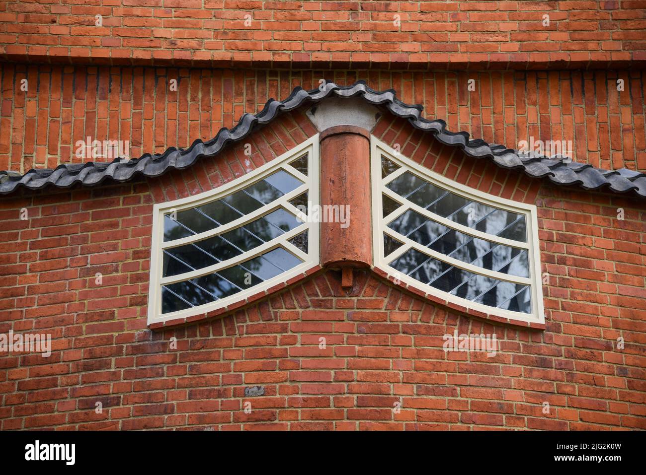 Amsterdam, Paesi Bassi. Giugno 2022. Vista delle facciate del caratteristico edificio in mattoni del complesso residenziale con l'archite in stile scuola di Amsterdam Foto Stock