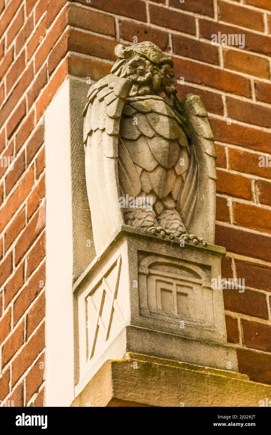 Amsterdam, Paesi Bassi. Giugno 2022. Dettagli delle facciate del caratteristico edificio in mattoni del complesso residenziale con arco in stile scuola di Amsterdam Foto Stock