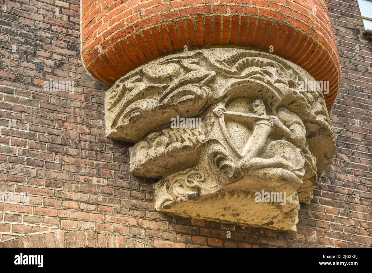 Amsterdam, Paesi Bassi. Giugno 2022. Dettagli delle facciate del caratteristico edificio in mattoni del complesso residenziale con arco in stile scuola di Amsterdam Foto Stock