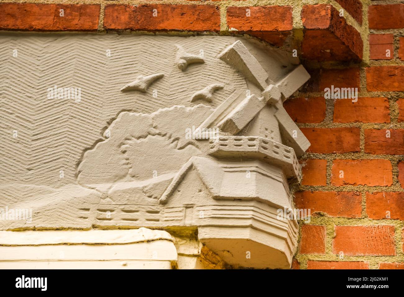 Amsterdam, Paesi Bassi. Giugno 2022. Dettagli delle facciate del caratteristico edificio in mattoni del complesso residenziale con arco in stile scuola di Amsterdam Foto Stock