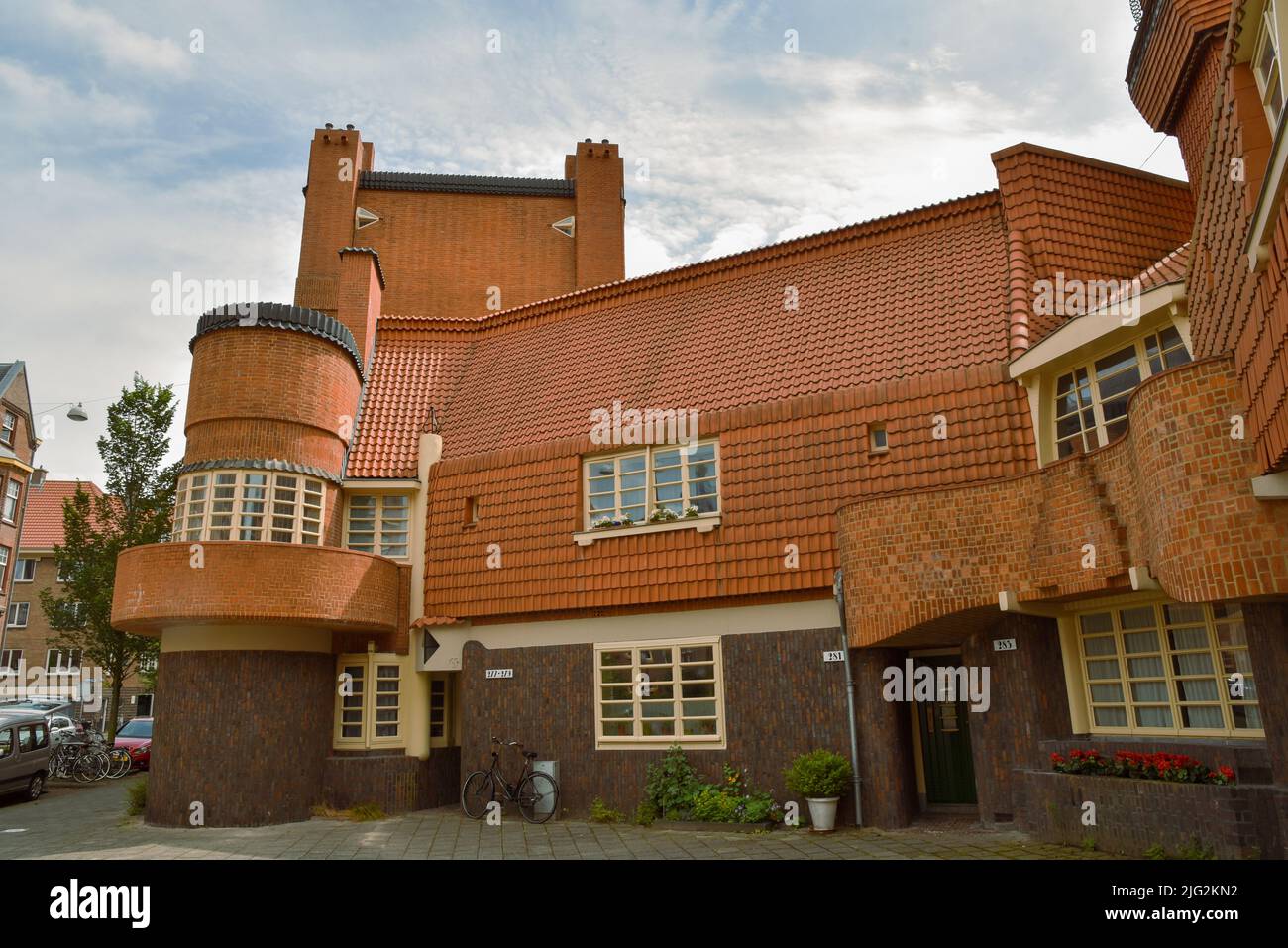 Amsterdam, Paesi Bassi. Giugno 2022. Complesso residenziale costruito nello stile architettonico della Scuola di Amsterdam. Foto di alta qualità Foto Stock