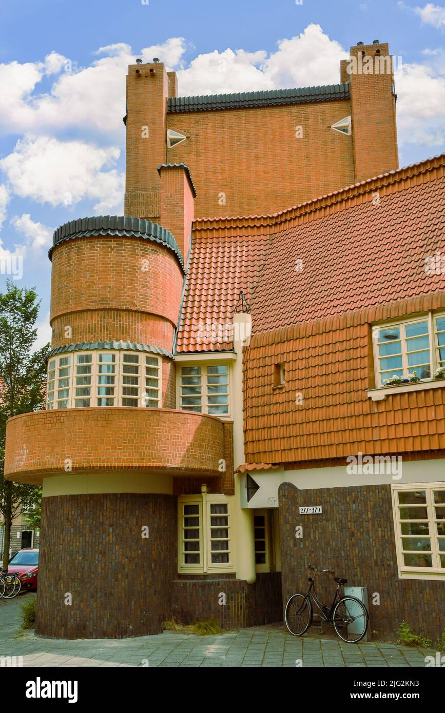 Amsterdam, Paesi Bassi. Giugno 2022. Complesso residenziale costruito nello stile architettonico della Scuola di Amsterdam. Foto di alta qualità Foto Stock