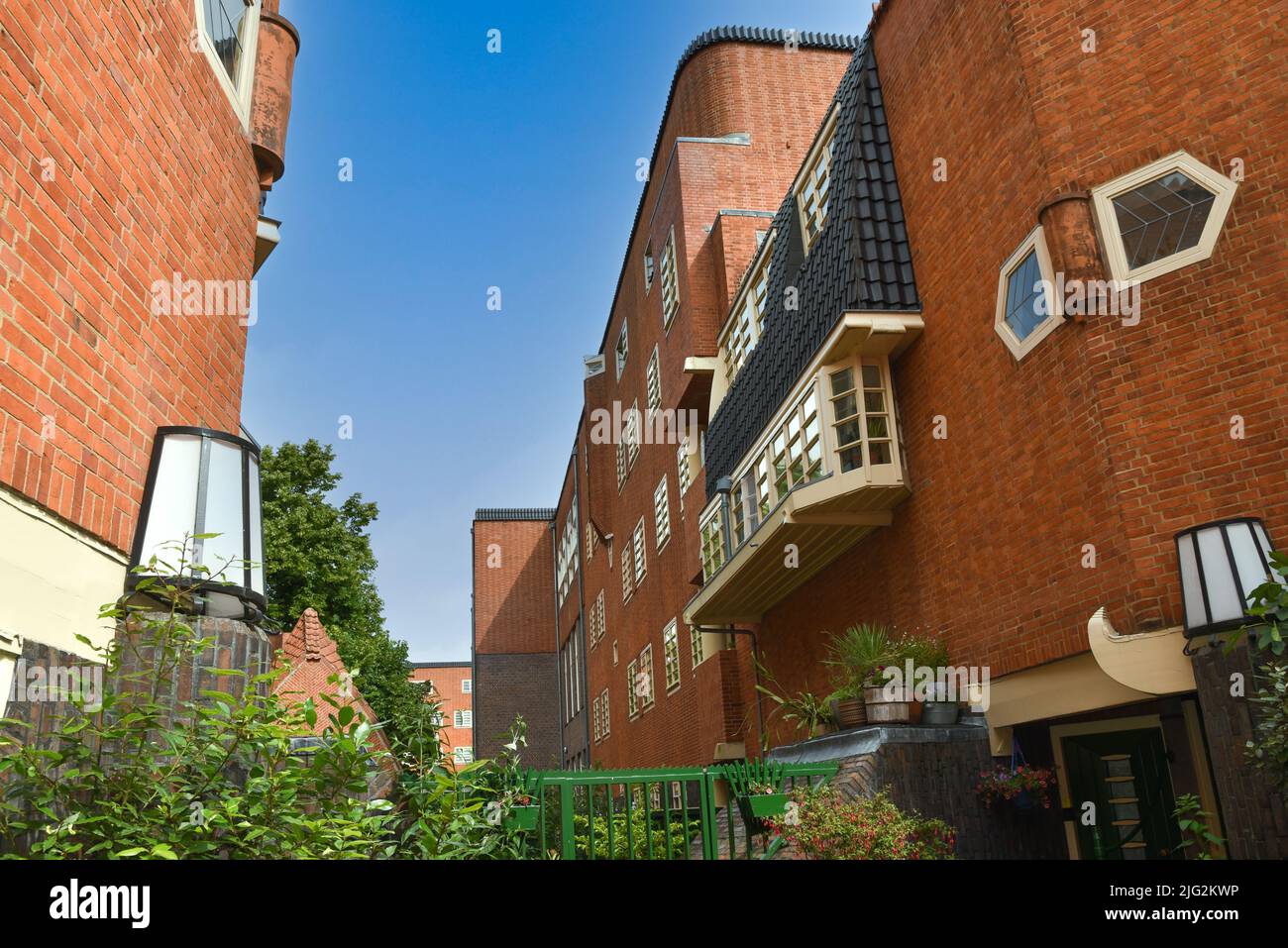 Amsterdam, Paesi Bassi. Giugno 2022. Complesso residenziale costruito nello stile architettonico della Scuola di Amsterdam. Foto di alta qualità Foto Stock