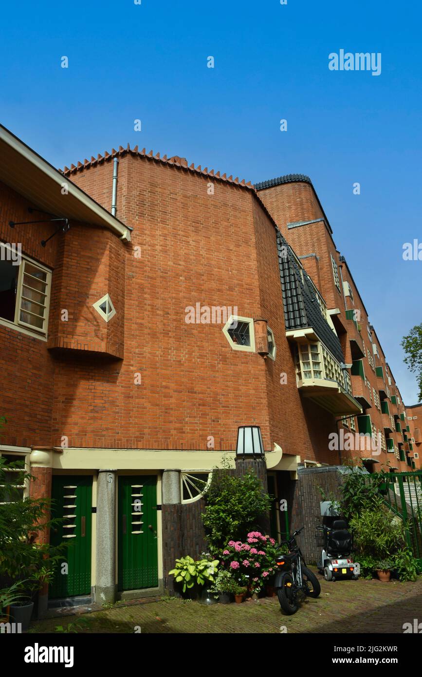 Amsterdam, Paesi Bassi. Giugno 2022. Complesso residenziale costruito nello stile architettonico della Scuola di Amsterdam. Foto di alta qualità Foto Stock