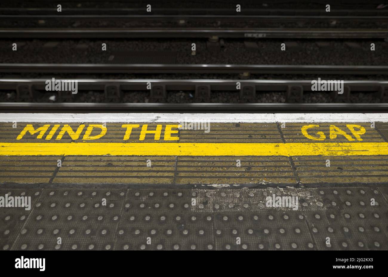 Londra, Inghilterra, Regno Unito. Piattaforma London Undergound. "Annogiare il gioco" - con un ampio gioco Foto Stock