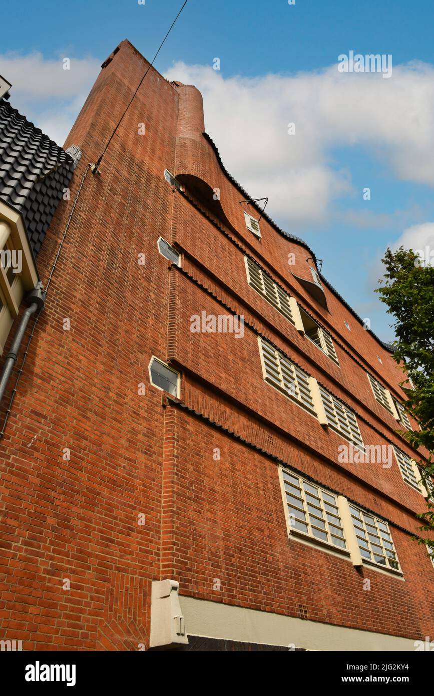 Amsterdam, Paesi Bassi. Giugno 2022. Complesso residenziale costruito nello stile architettonico della Scuola di Amsterdam. Foto di alta qualità Foto Stock