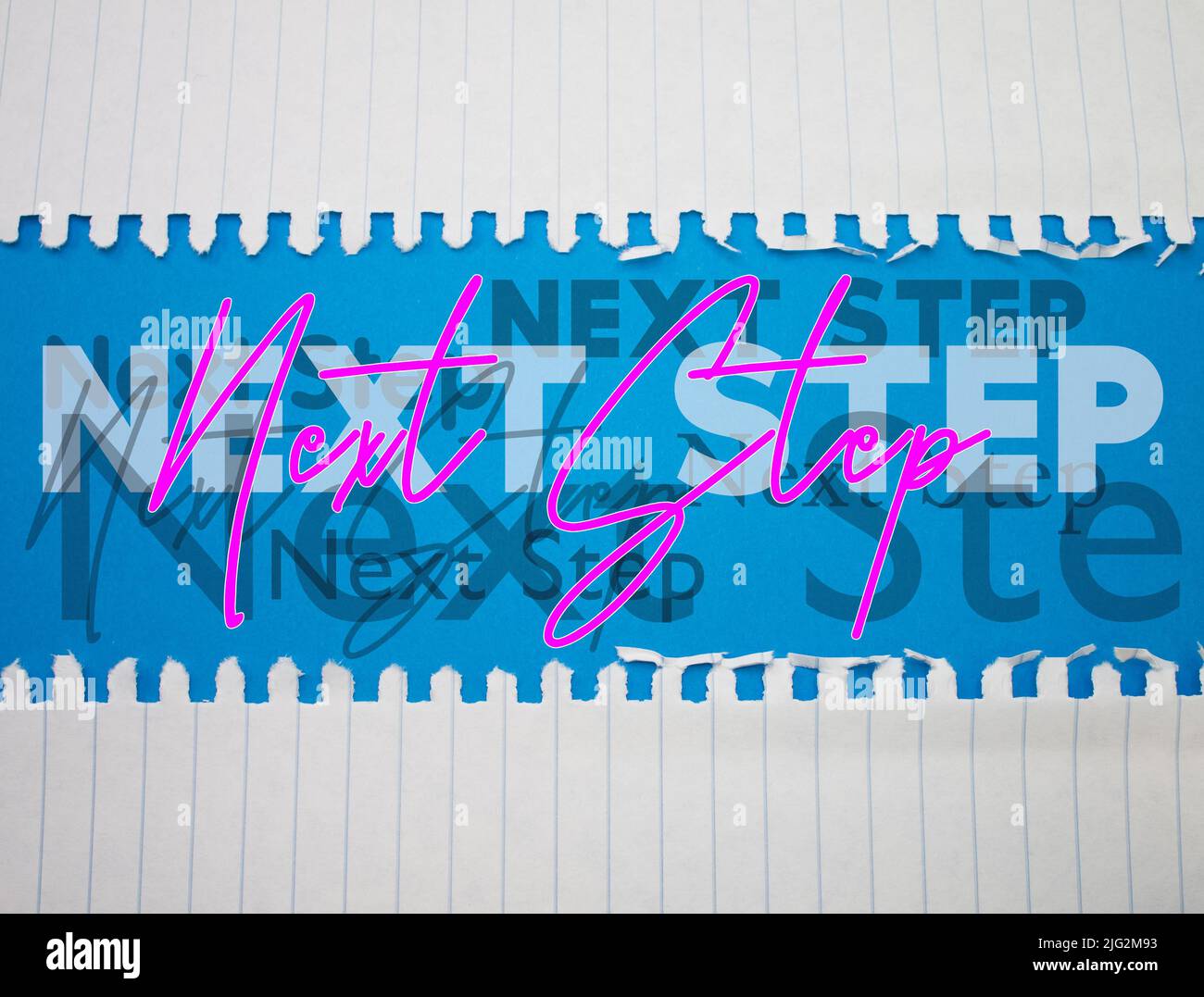Testo del passo successivo con carta bianca strappata e sbriciolata su sfondo colorato. Foto Stock