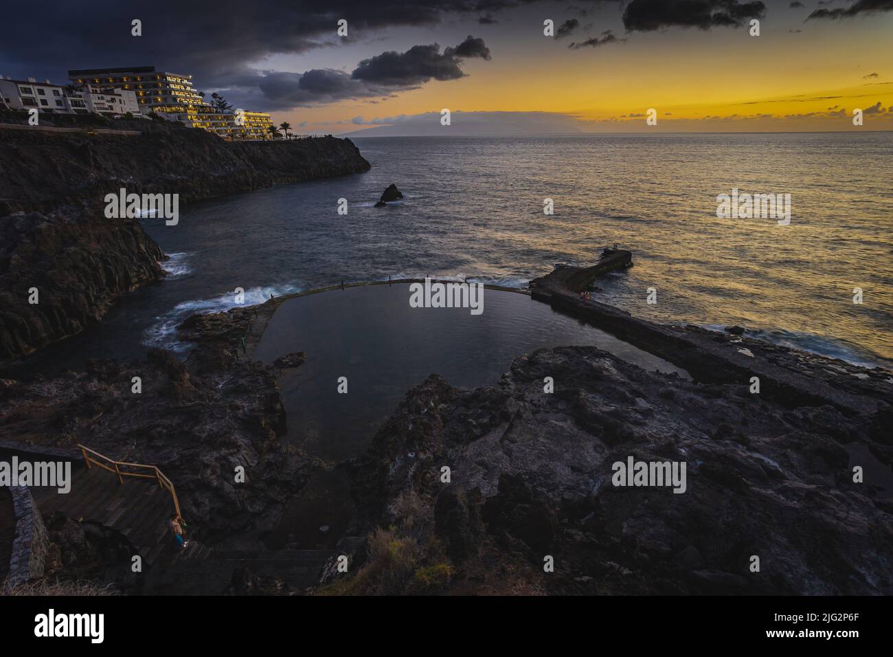 Tramonto spettacolare sulle scogliere di Acantilado de Los Gigantes e sulla piscina naturale. Foto scattata il 4th di Giugno 2022 a Tenerife, Isole Canarie, Spagna. Foto Stock