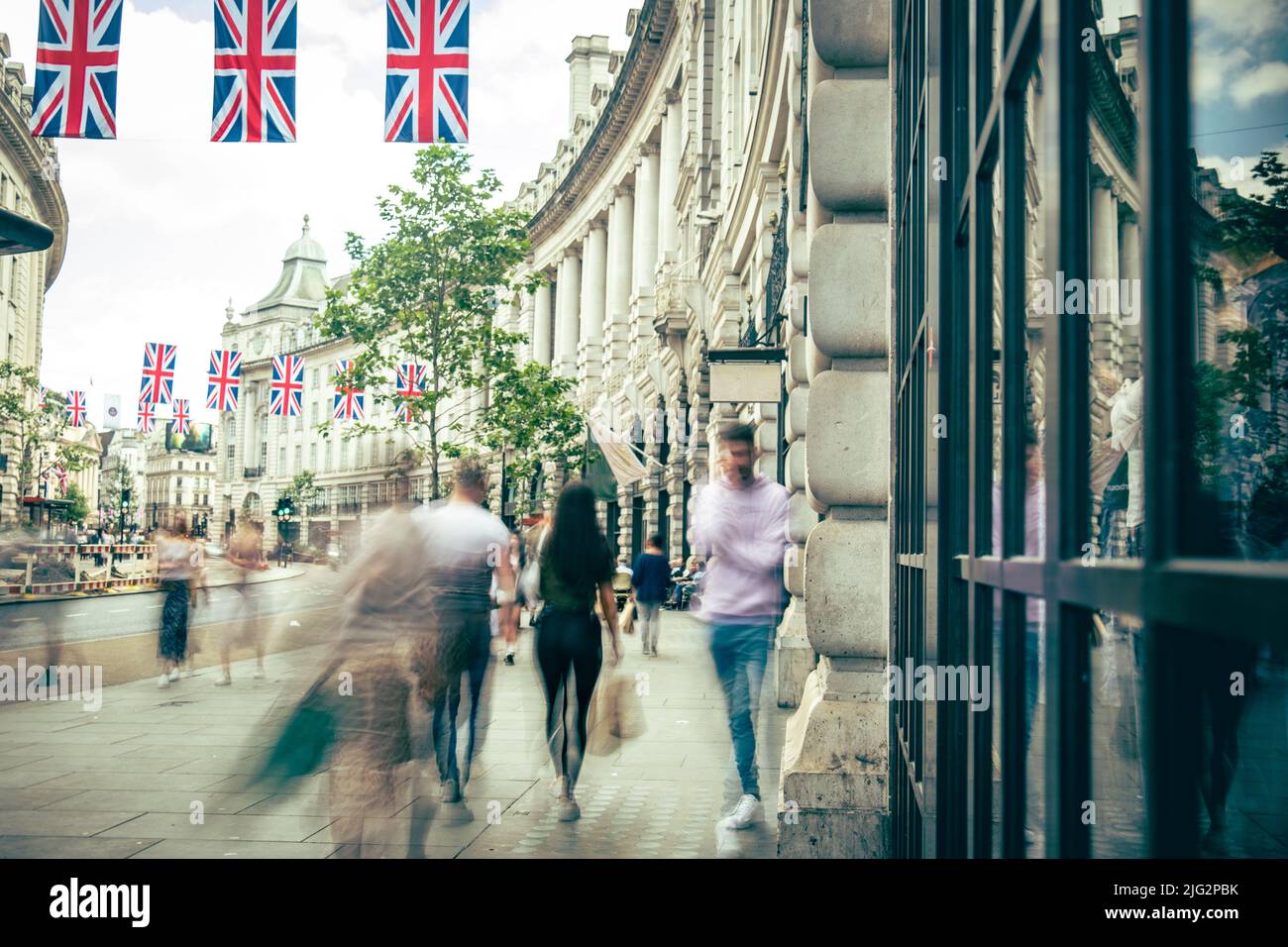 Londra 2022 giugno: Bandiere Union in mostra sopra Regent Street, una destinazione di shopping di riferimento nel West End di Londra Foto Stock