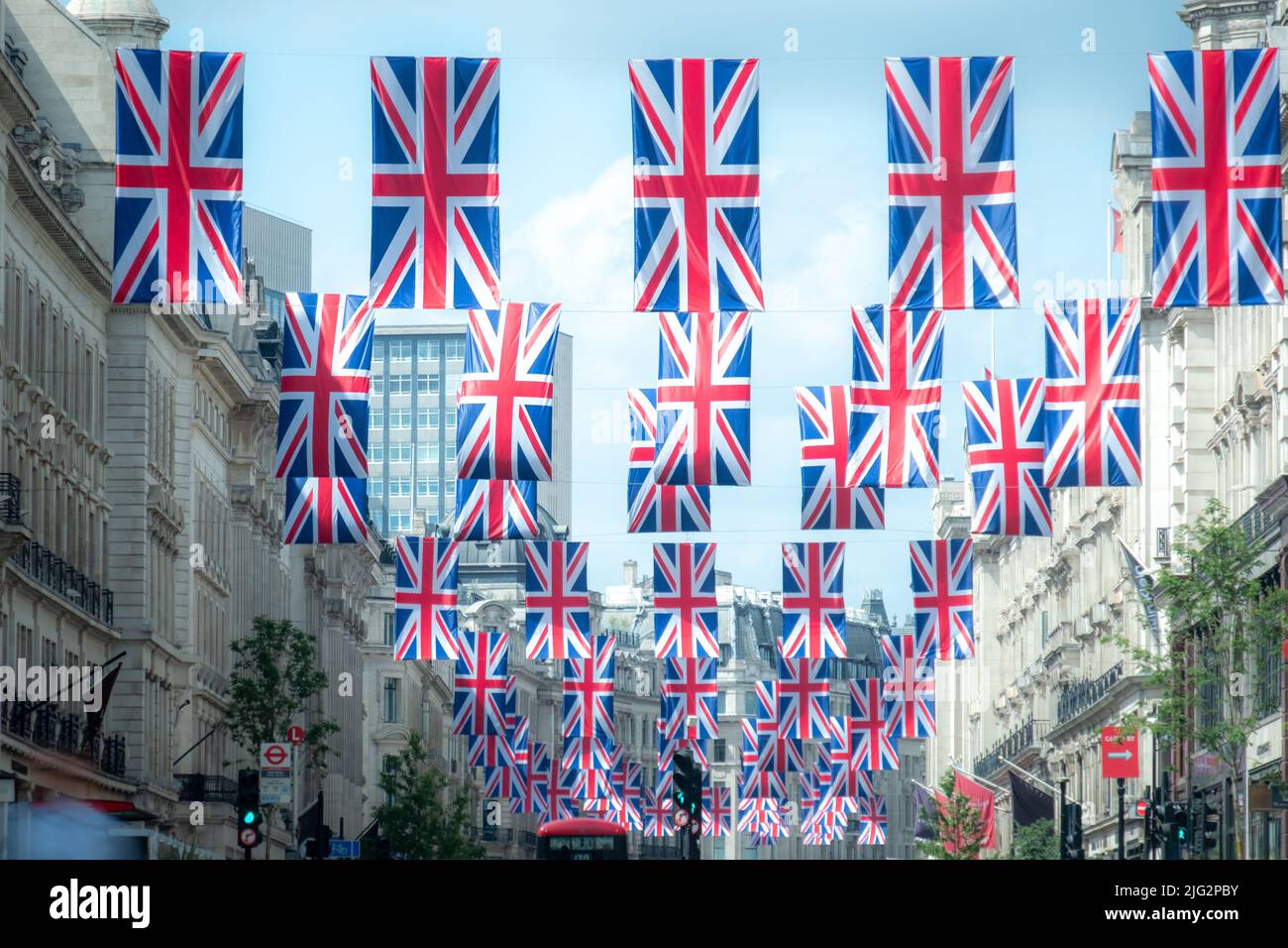 Londra 2022 giugno: Bandiere Union in mostra sopra Regent Street, una destinazione di shopping di riferimento nel West End di Londra Foto Stock