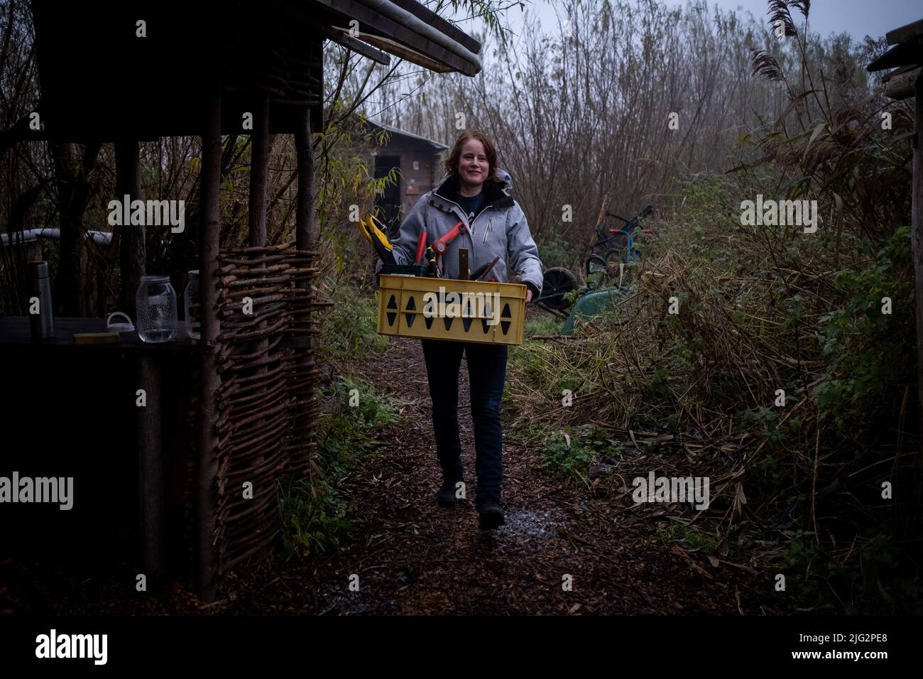 Paesi Bassi, Amsterdam, 2020-12-09. Relazione sui giardini condivisi e l'agricoltura urbana ad Amsterdam. Qui, Anna Tuin & Ruigte che è un permacultu Foto Stock