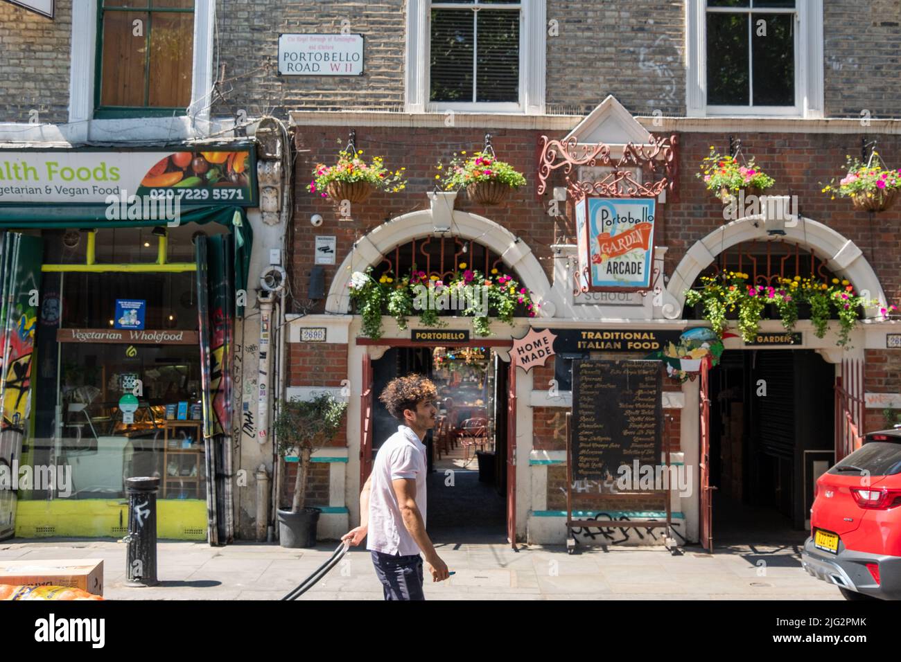 Londra - Giugno 2022: Mercato di Portobello a Notting Hill, Londra occidentale. Un punto di riferimento mercato di strada famoso per i suoi pezzi d'antiquariato. Foto Stock