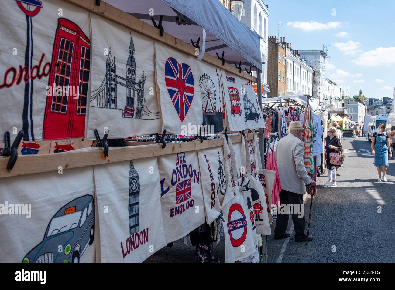 Londra - Giugno 2022: Mercato di Portobello a Notting Hill, Londra occidentale. Un punto di riferimento mercato di strada famoso per i suoi pezzi d'antiquariato. Foto Stock