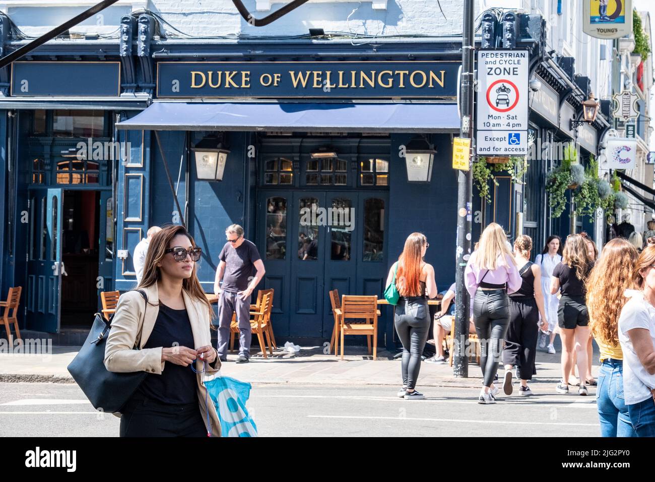 Londra - Giugno 2022: Mercato di Portobello a Notting Hill, Londra occidentale. Un punto di riferimento mercato di strada famoso per i suoi pezzi d'antiquariato. Foto Stock