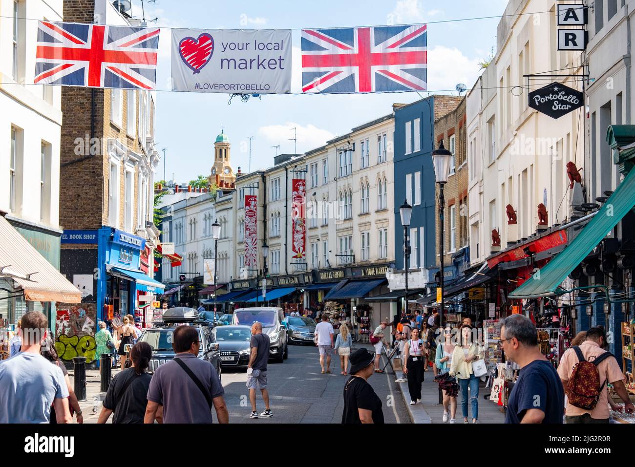 Londra - Giugno 2022: Mercato di Portobello a Notting Hill, Londra occidentale. Un punto di riferimento mercato di strada famoso per i suoi pezzi d'antiquariato. Foto Stock