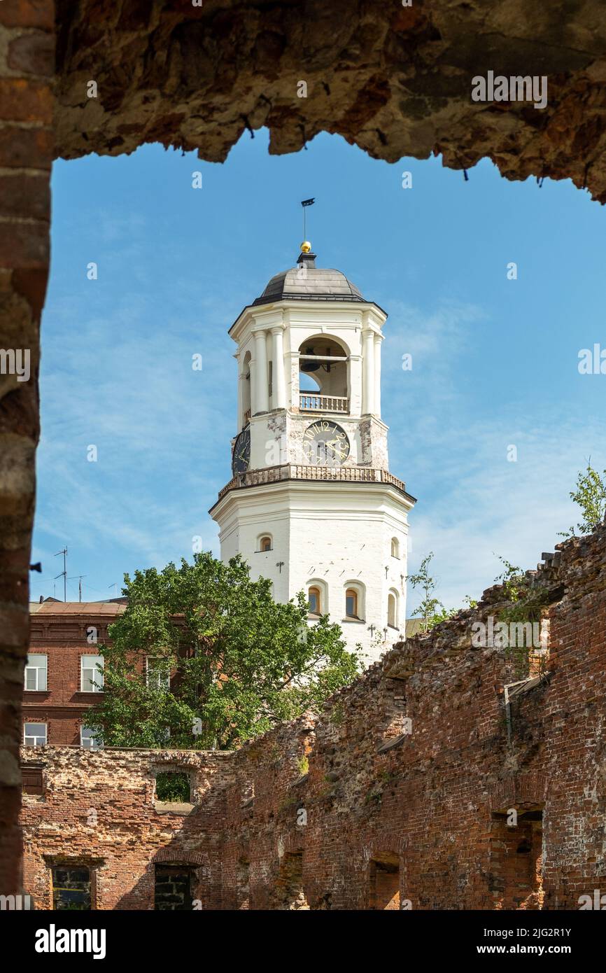 Vyborg, regione di Leningrad, Russia. – 02 luglio 2002. Vista della Torre dell'Orologio medievale attraverso le rovine storiche. Turismo, turismo locale. Selettivo per Foto Stock