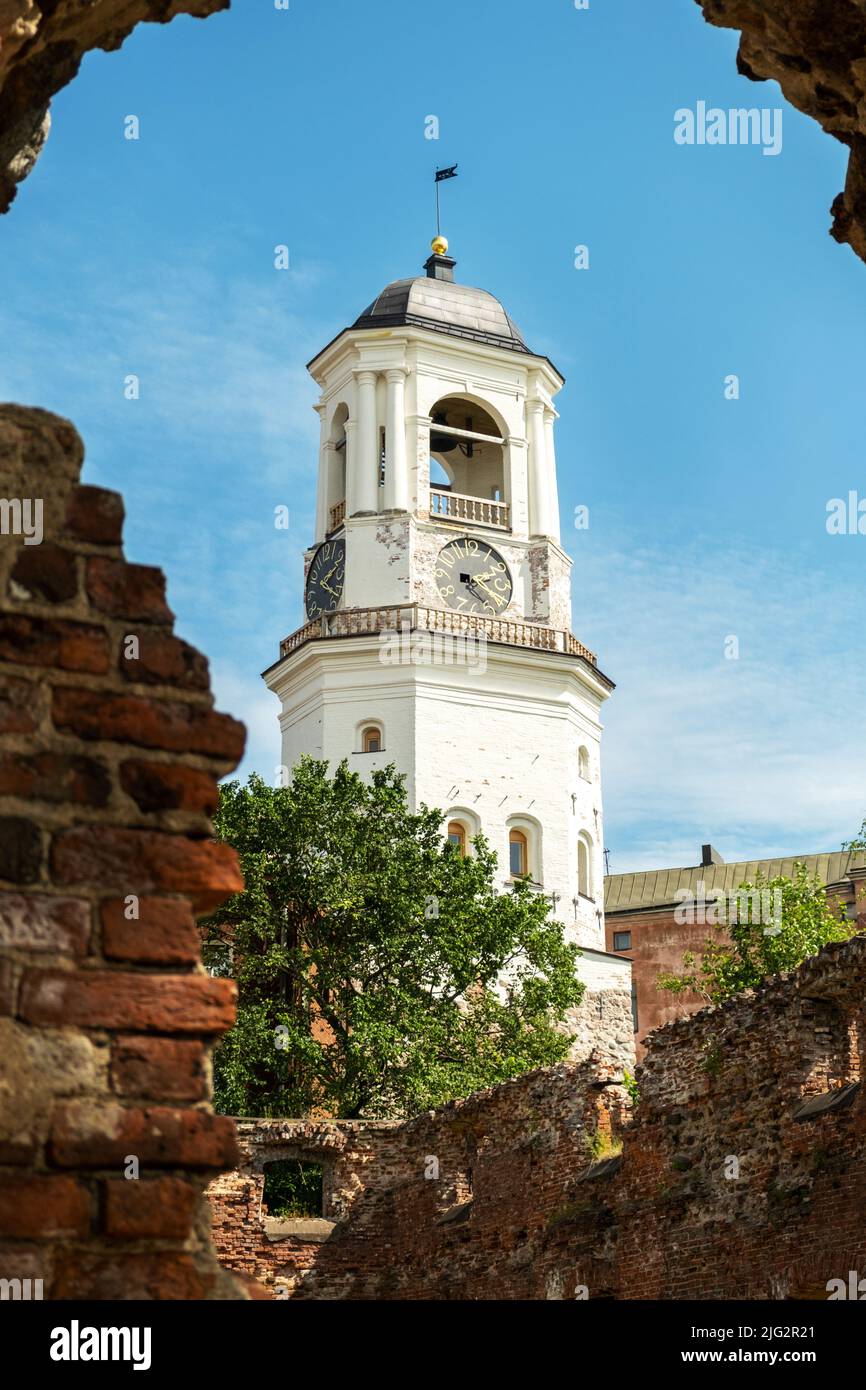 Vyborg, regione di Leningrad, Russia. – 02 luglio 2002. Vista della Torre dell'Orologio medievale attraverso le rovine storiche. Turismo, turismo locale. Selettivo per Foto Stock