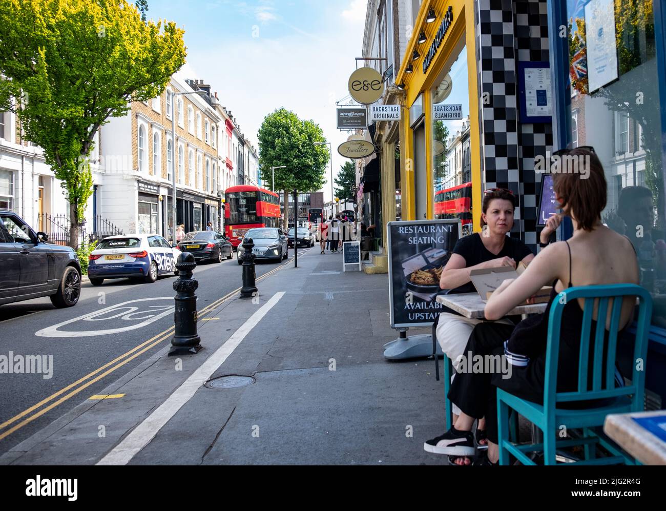 Londra - Giugno 2022: Mercato di Portobello a Notting Hill, Londra occidentale. Un punto di riferimento mercato di strada famoso per i suoi pezzi d'antiquariato. Foto Stock