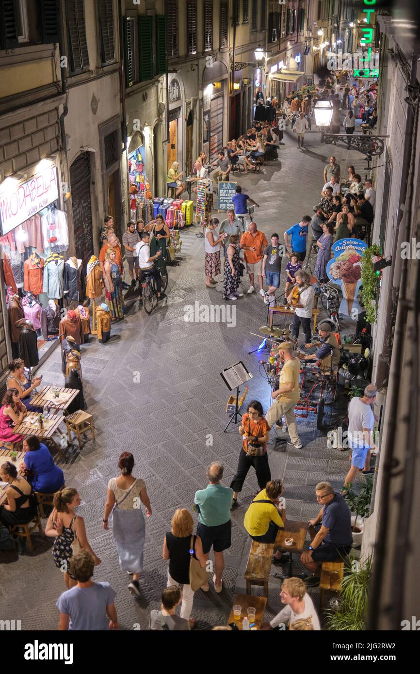 Movimentata scena notturna lungo via Faenza a Firenze Foto Stock