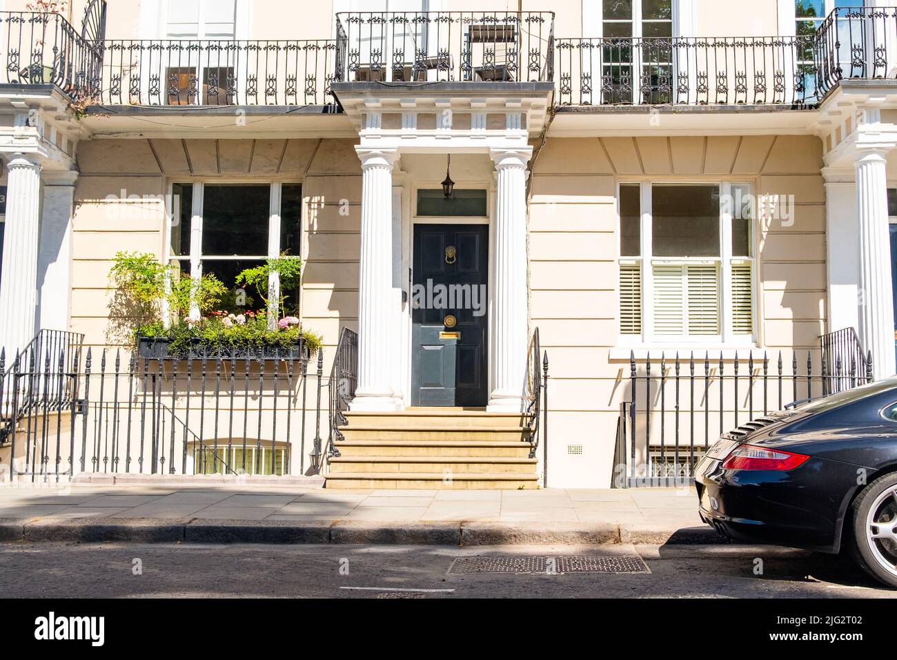 London strada di case e retro di auto parcheggiata nella zona di Notting Hill Foto Stock