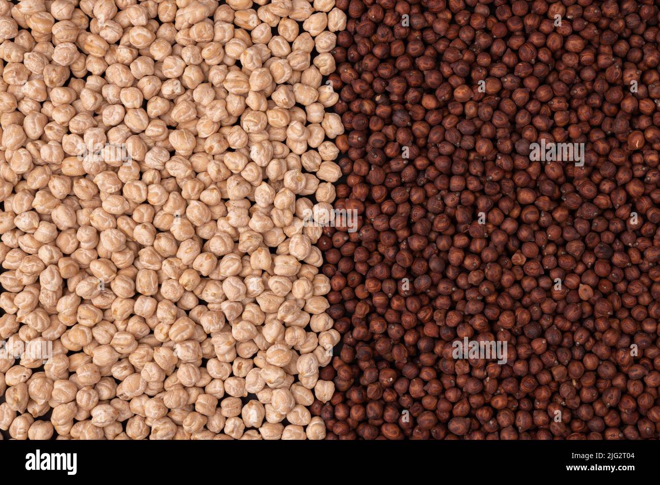 ceci scuri e bianchi, diversi tipi di legumi e cereali come sfondo, vista dall'alto, cereali biologici Foto Stock