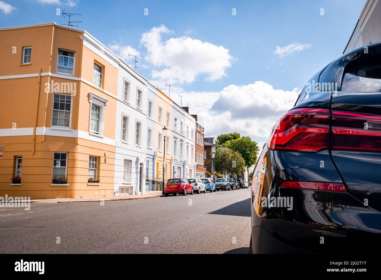 London strada di case e retro di auto parcheggiata nella zona di Notting Hill Foto Stock