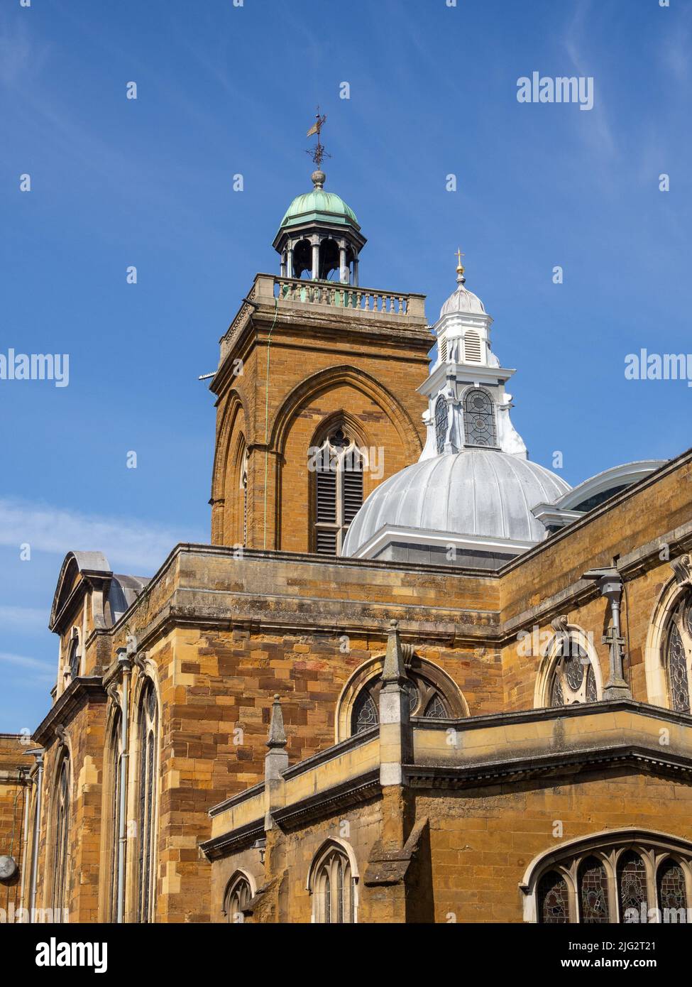 Esterno della chiesa di All Saints, Northampton, Regno Unito; guardando la torre e cupola Foto Stock