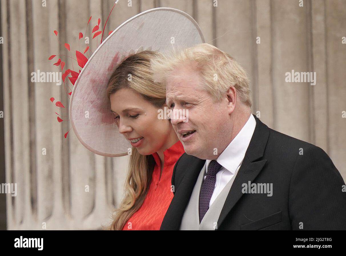Foto del file datata 03/06/2022 del primo Ministro Boris Johnson e di sua moglie Carrie Johnson che lascia il Servizio Nazionale del Ringraziamento alla Cattedrale di St Paul, Londra, il giorno due delle celebrazioni del Giubileo del platino per la Regina Elisabetta II Boris Johnson annuncerà pubblicamente le sue dimissioni più tardi oggi, probabilmente prima di pranzo, la BBC sta segnalando. Data di emissione: Giovedì 7 luglio 2022. Foto Stock