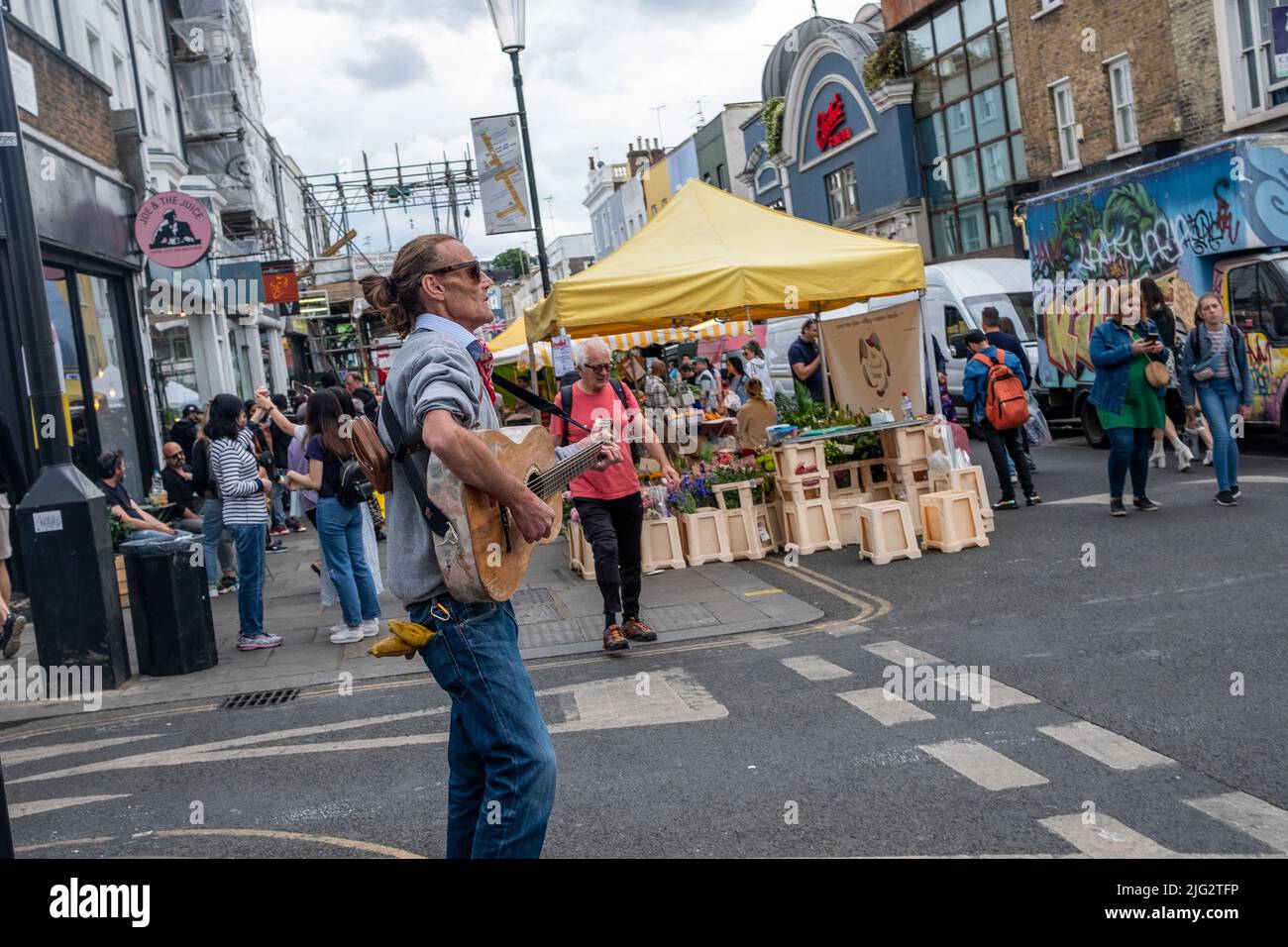 Londra - Giugno 2022: Mercato di Portobello a Notting Hill, Londra occidentale. Un punto di riferimento mercato di strada famoso per i suoi pezzi d'antiquariato. Foto Stock